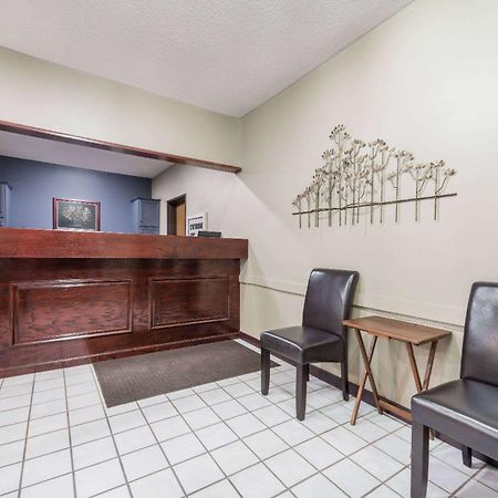 Super 8 By Wyndham Bloomington University Area Екстер'єр фото