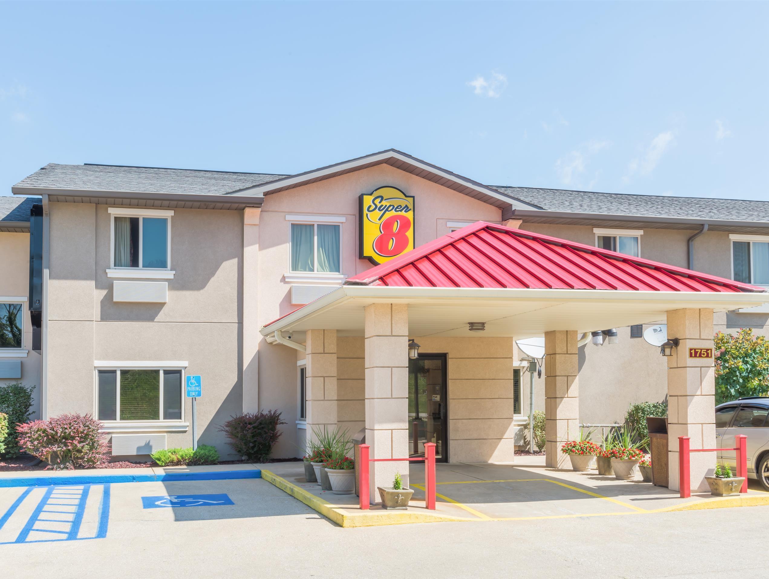 Super 8 By Wyndham Bloomington University Area Екстер'єр фото