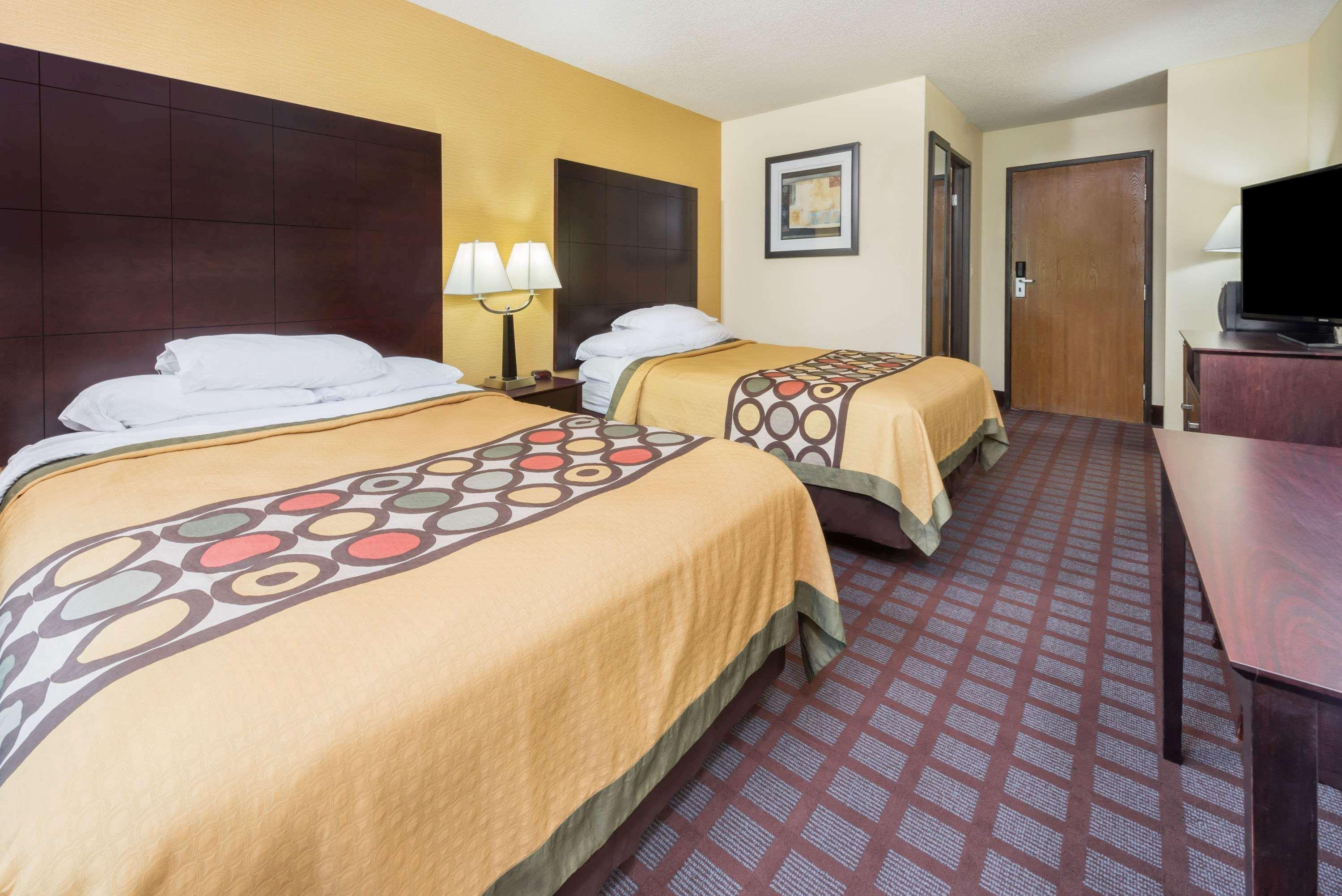 Super 8 By Wyndham Bloomington University Area Екстер'єр фото
