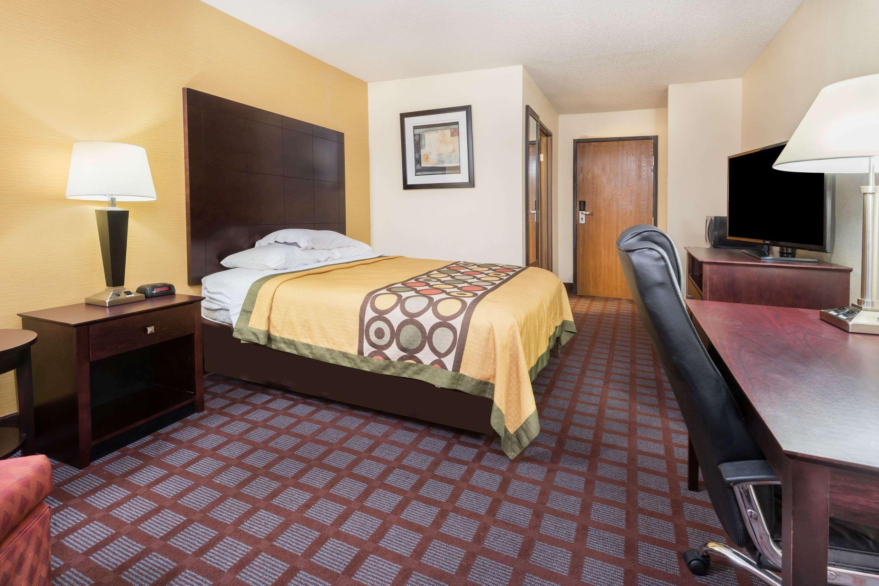 Super 8 By Wyndham Bloomington University Area Екстер'єр фото