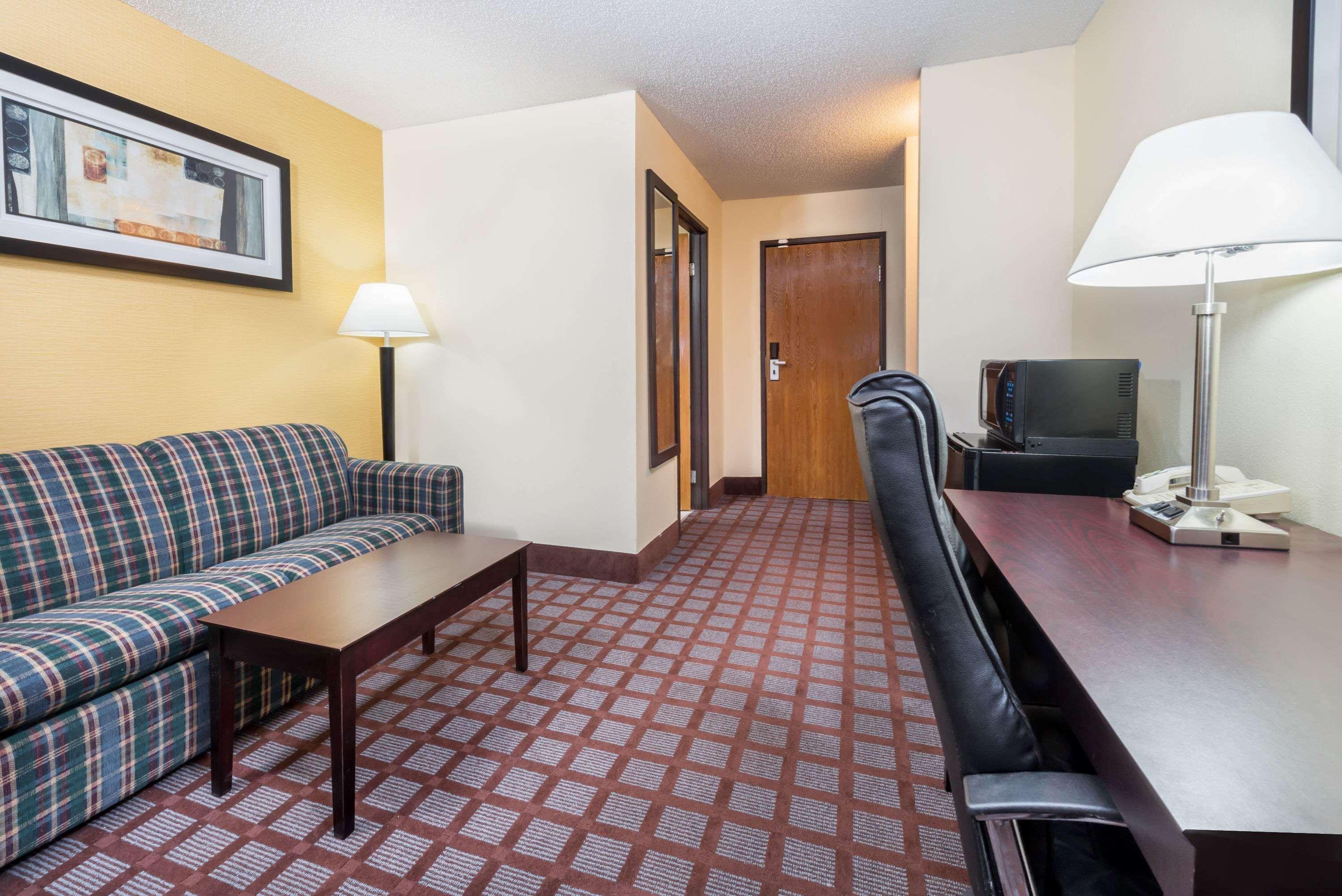 Super 8 By Wyndham Bloomington University Area Екстер'єр фото