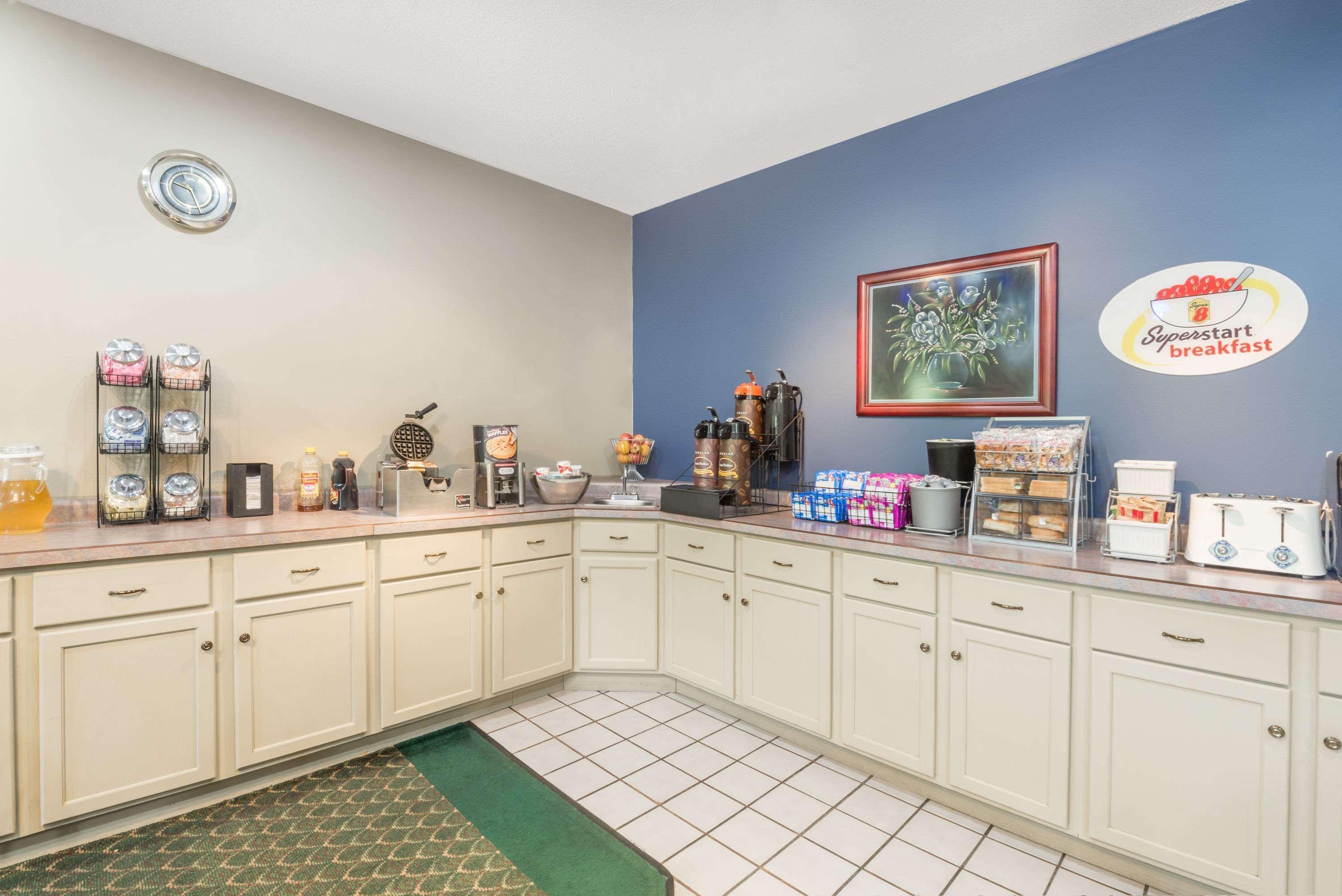 Super 8 By Wyndham Bloomington University Area Екстер'єр фото