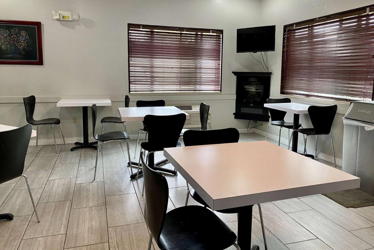 Super 8 By Wyndham Bloomington University Area Екстер'єр фото