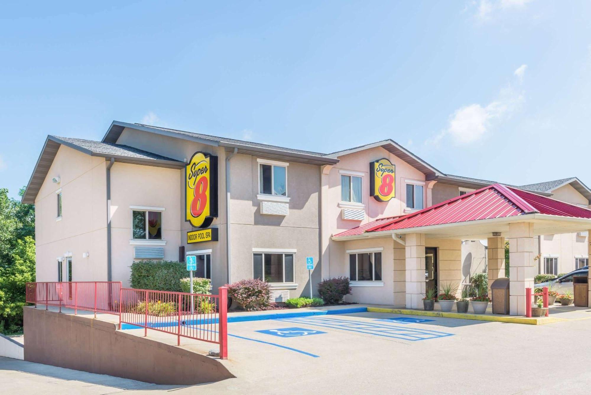 Super 8 By Wyndham Bloomington University Area Екстер'єр фото