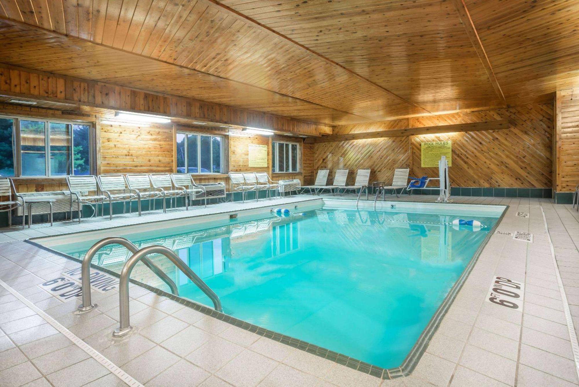 Super 8 By Wyndham Bloomington University Area Екстер'єр фото