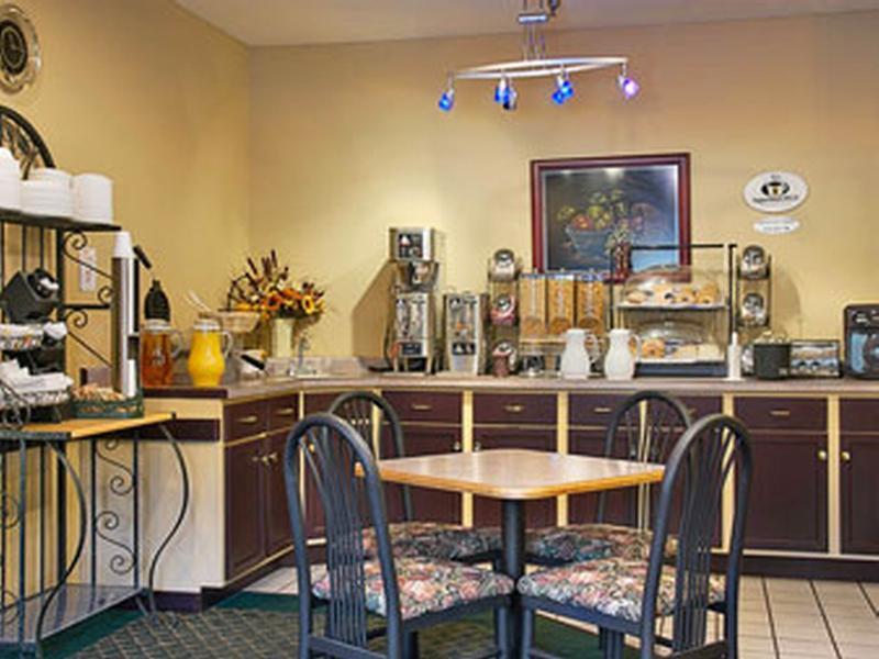 Super 8 By Wyndham Bloomington University Area Екстер'єр фото