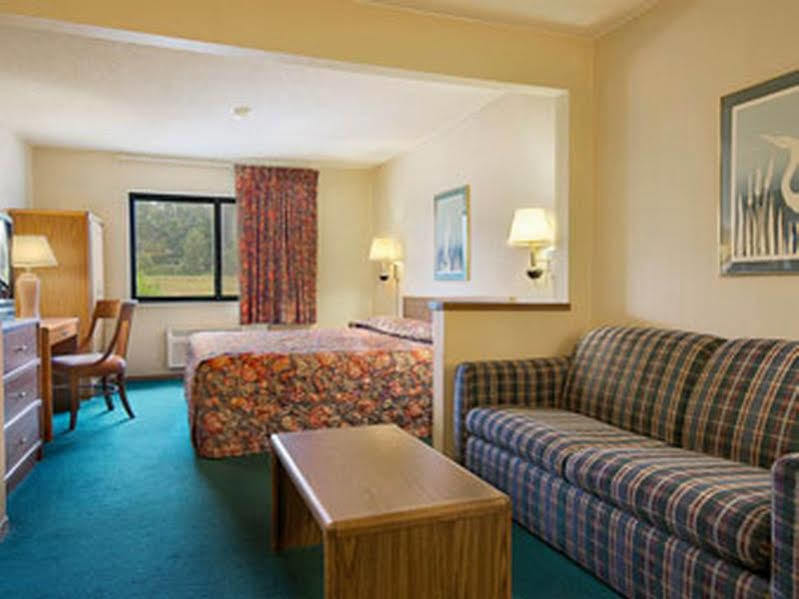 Super 8 By Wyndham Bloomington University Area Екстер'єр фото
